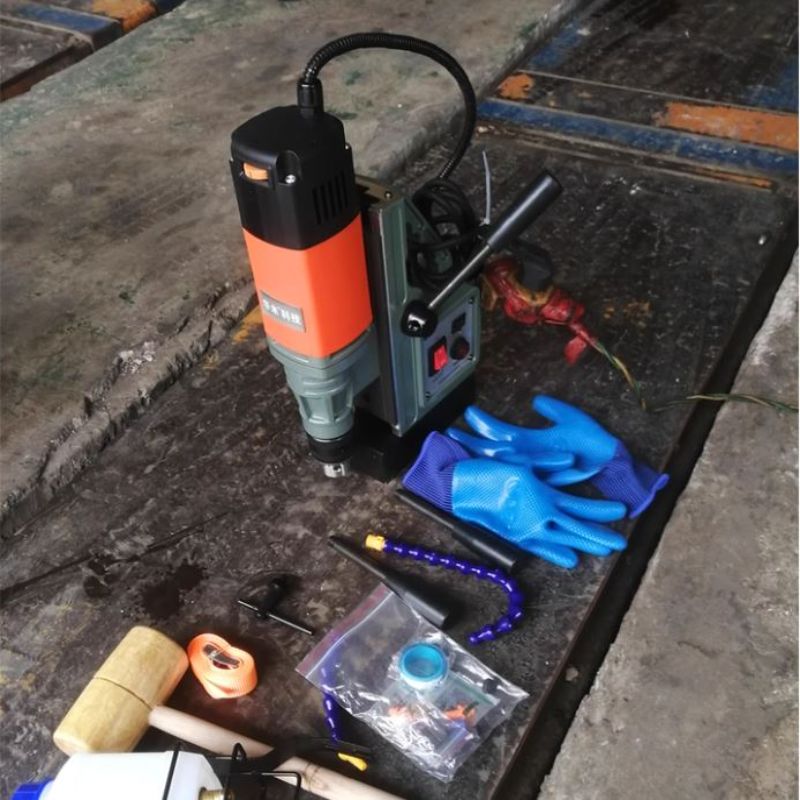 Máy khoan từ 2010W 18mm DBK TN-18REC (có taro, đảo chiều) 2