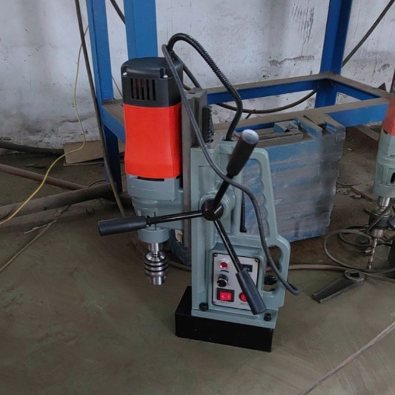 Máy khoan từ có taro 2010W DBK TN-25RE (25mm)