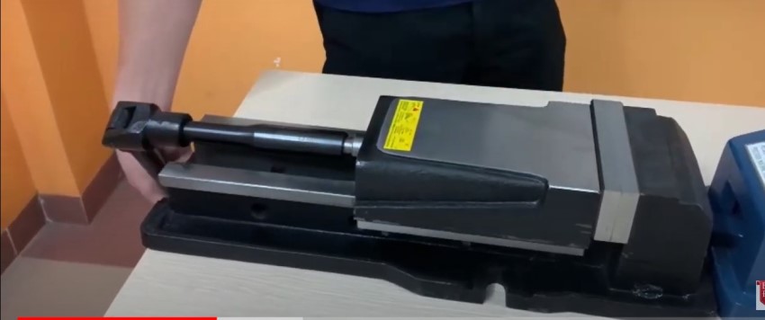 So sánh sự khác nhau giữa ê tô thủy lực và ê tô cơ khí 1