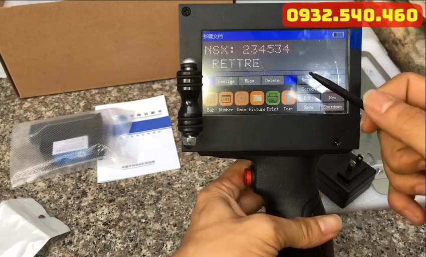 thao tác trên màn hình máy in date cầm tay