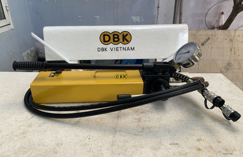 Bơm tay thủy lực 1 chiều 2 lít dầu TLP HHB-700E 1