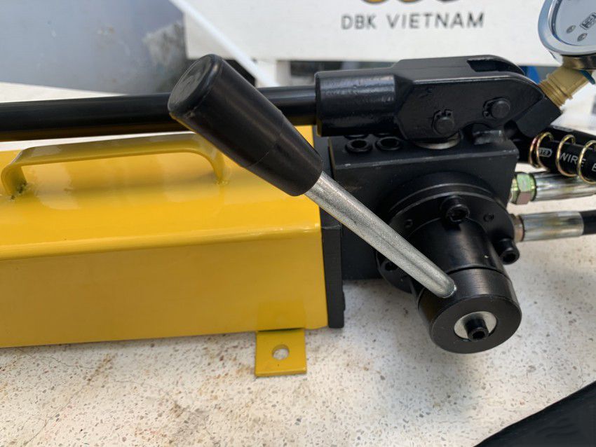 Bơm tay thủy lực 1 chiều 2 lít dầu TLP HHB-700E 3