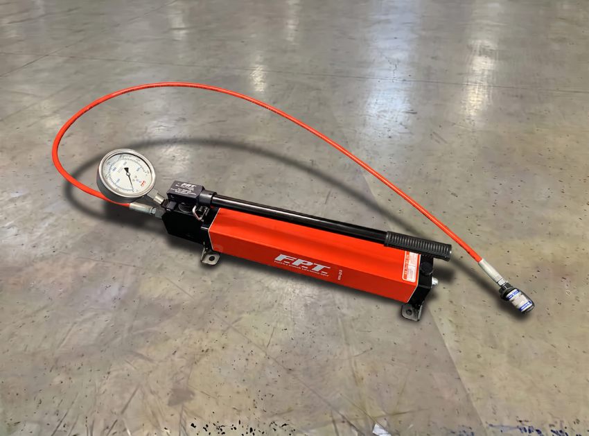 Bước 1: Kiểm tra và bổ sung dầu thủy lực