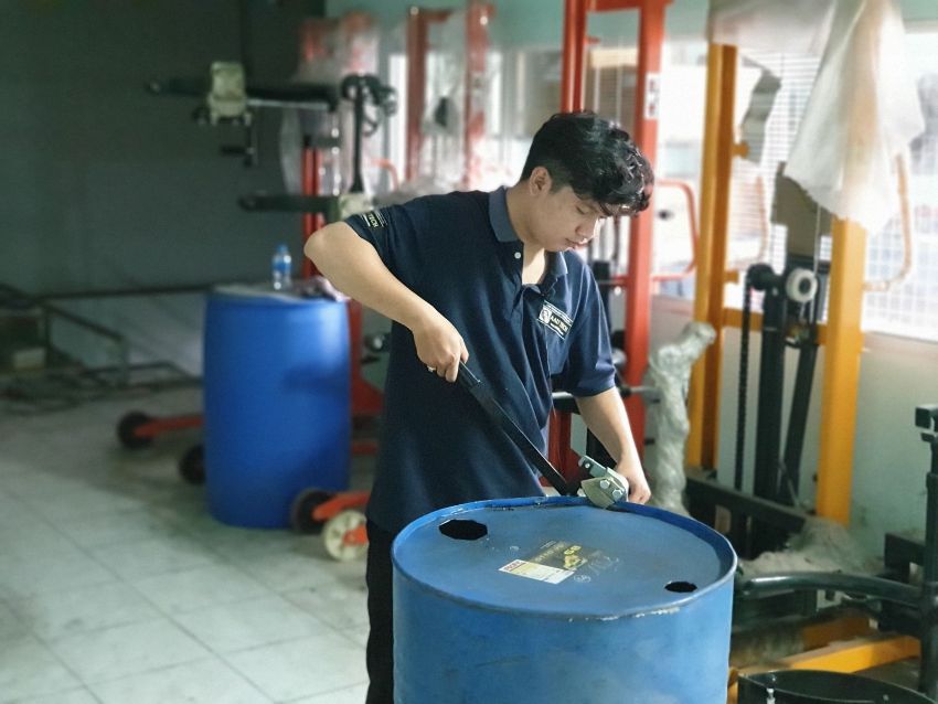 Cách cắt nắp thùng phuy nhựa 3