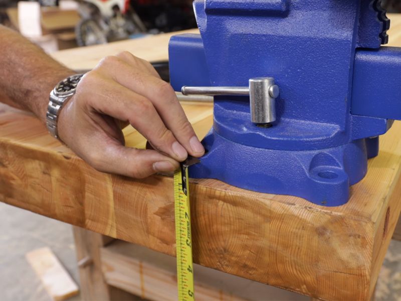 Cách lắp đặt ê tô cố định 2