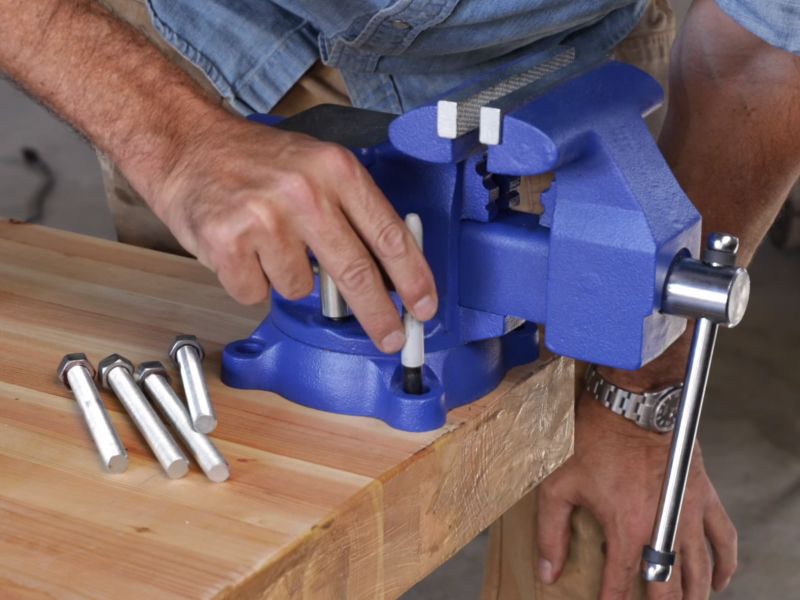 Cách lắp đặt ê tô cố định 3