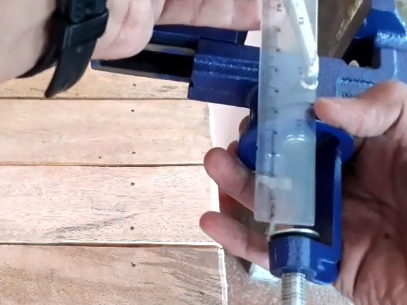 Cách lắp đặt ê tô kẹp bàn 2