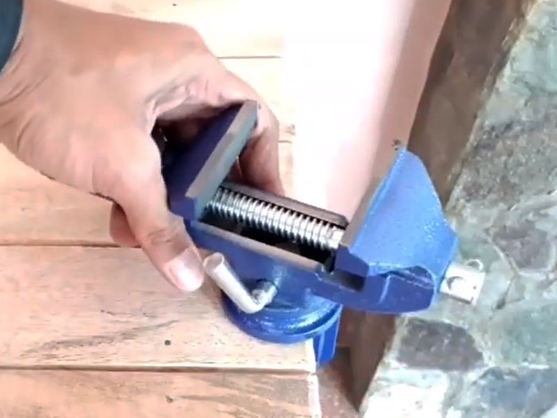 Cách lắp đặt ê tô kẹp bàn 3