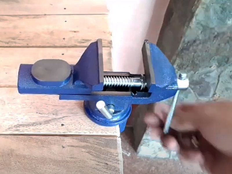 Cách lắp đặt ê tô kẹp bàn 4