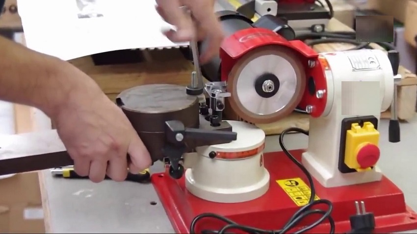 Cố định lưỡi cưa trên máy mài