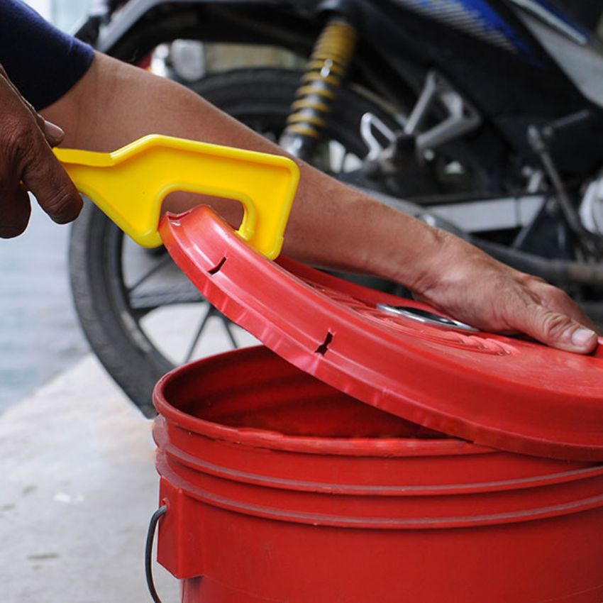 Cách mở nắp thùng sơn bằng dụng cụ chuyên dụng