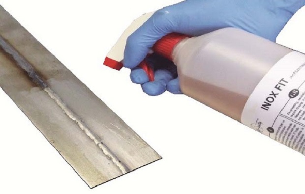 Không tiếp xúc bằng tay không với hóa chất