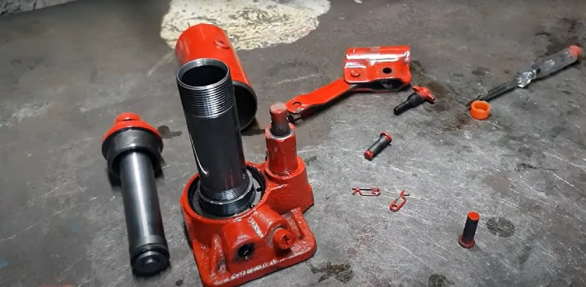 Tháo rời các chi tiết của con đội thủy lực