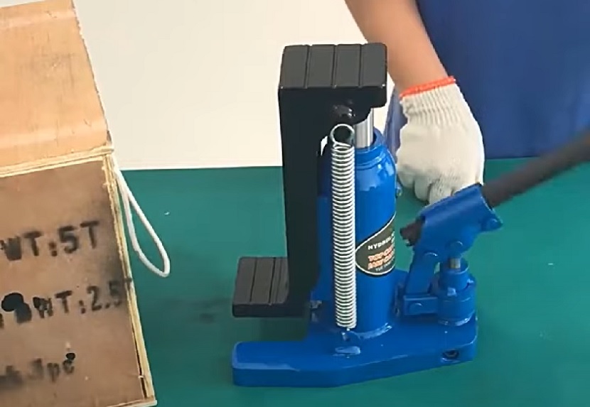 Tiến hành nâng hạ với kích chân thủy lực