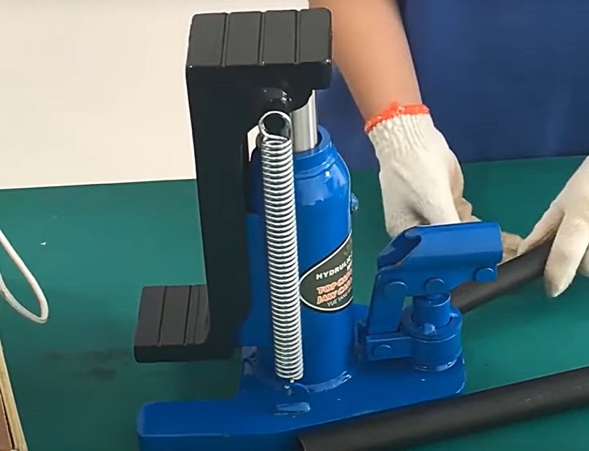 Xả khí hạ kích chân thủy lực