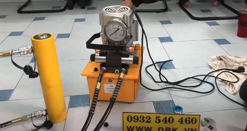 Chuẩn bị và lắp đặt cá phụ kiện đi kèm kích thủy lực nằm ngang