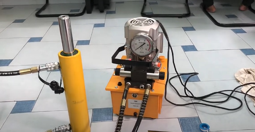 Tiến hành quá trình nâng kích thủy lực nằm ngang