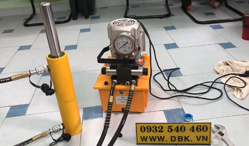 Xả hết khí trong quá trình hạ kích thủy lực nằm ngang