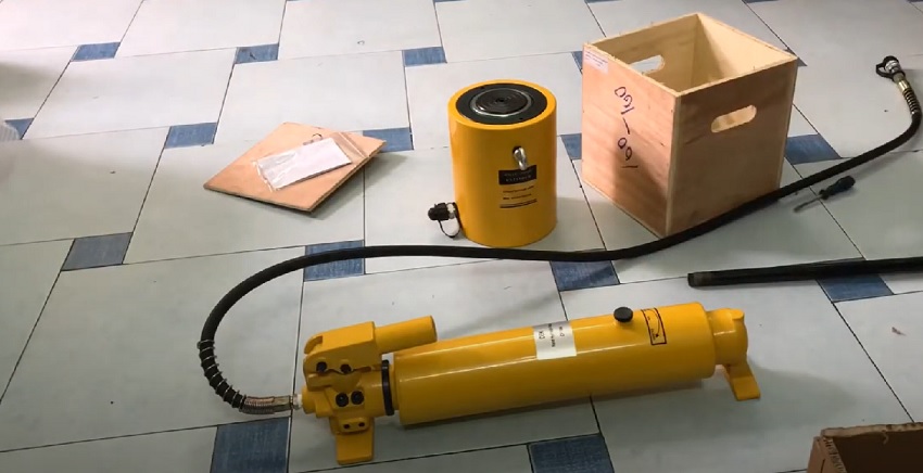 Kiểm tra và quan sát tình trạng vỏ ngoài của kích thủy lực