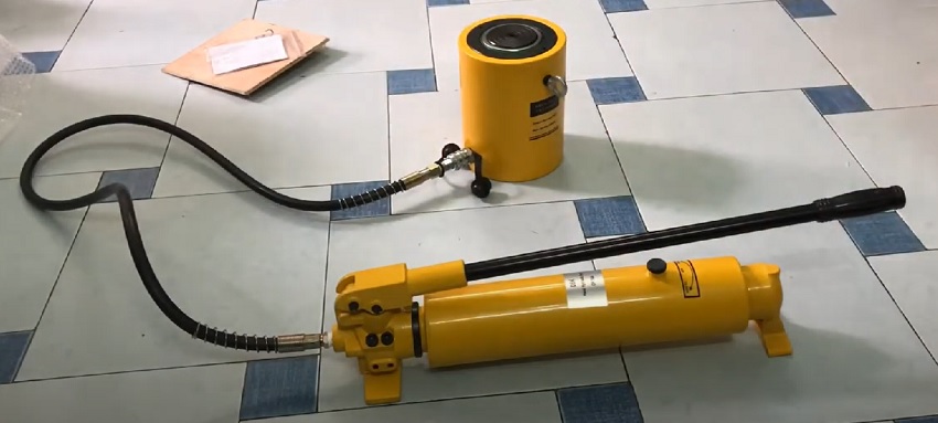 Đặt kích thủy lực trên mặt phẳng