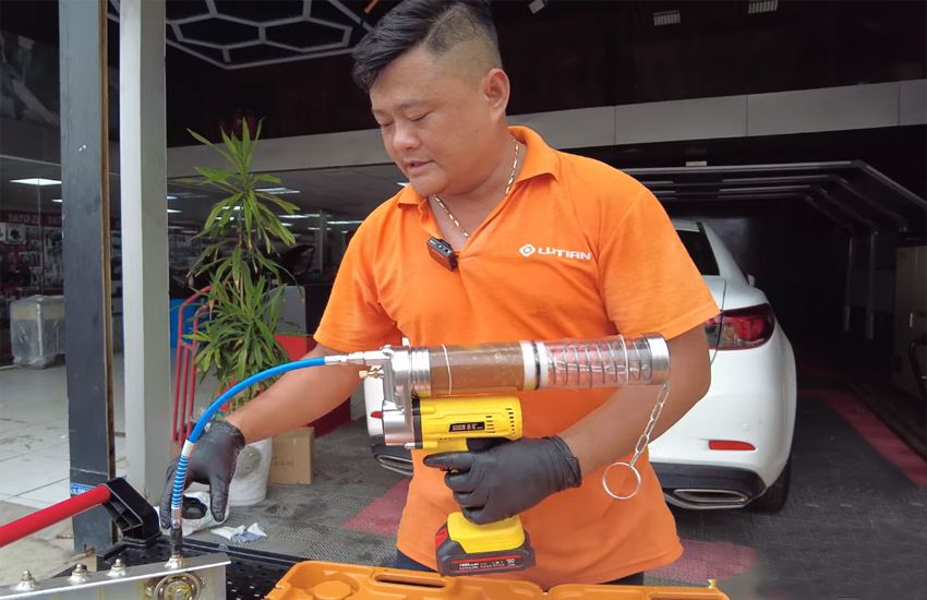 Máy bơm mỡ bò bằng pin 8