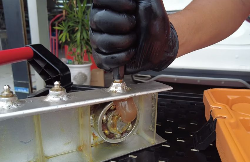 Máy bơm mỡ bò bằng pin 9