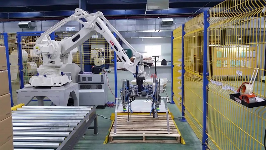 Robot gắp hàng hóa