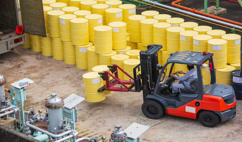 Ứng dụng xe nâng kẹp thùng phuy trong công việc