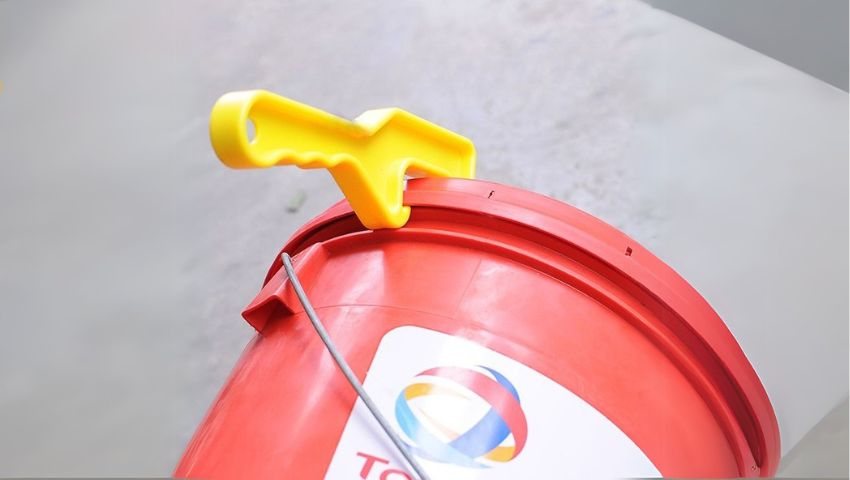 Vì sao chúng ta cần phải mở nắp thùng sơn đúng cách?