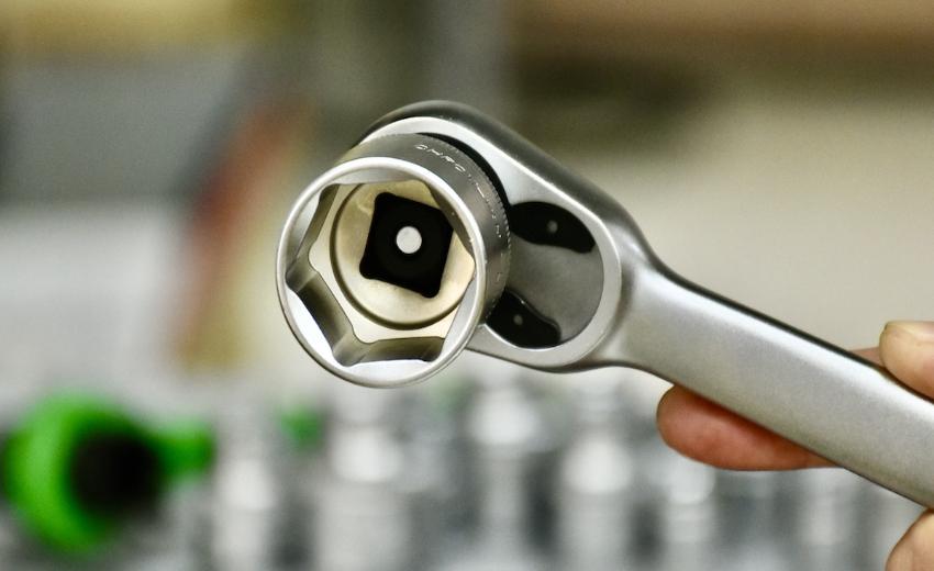 Vì sao nên dùng đầu tuýp thay vì cờ lê?