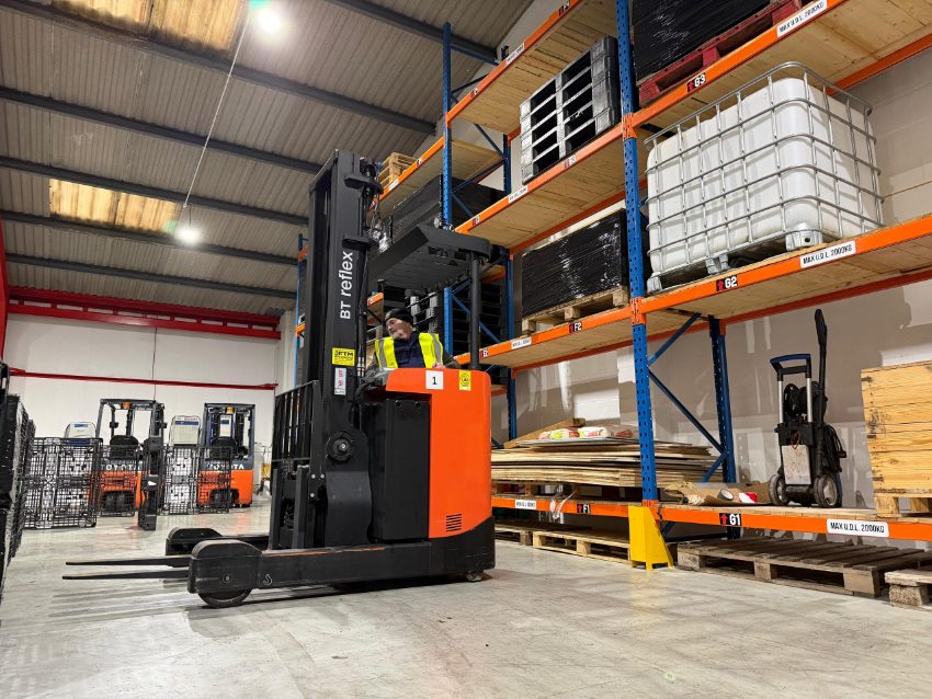 Xe nâng điện đứng lái Reach Truck tiêu chuẩn