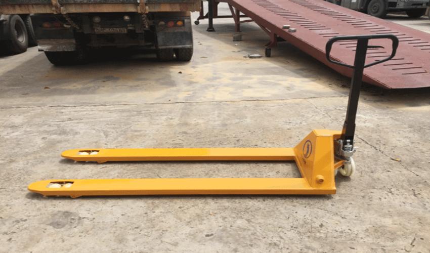 Xe nâng và di chuyển phuy